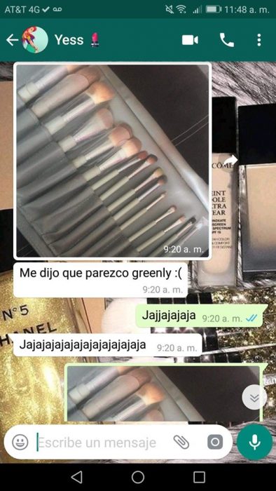 Chica ayuda a su mejor amiga a maquillarse vía Whatsapp