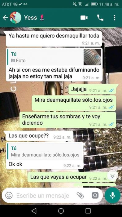 Chica ayuda a su mejor amiga a maquillarse a través de mensajes Whatsapp