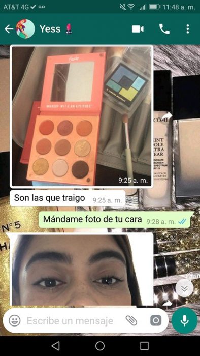 Chica ayuda a su mejor amiga a maquillarse a la distancia vía Whatsapp