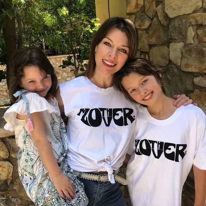 Milla Jovovich junto a sus dos hijos, abrazados, posando para una foto