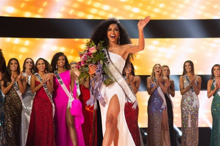 Miss USA Cheslie Kryst coronada y con ramo de flores