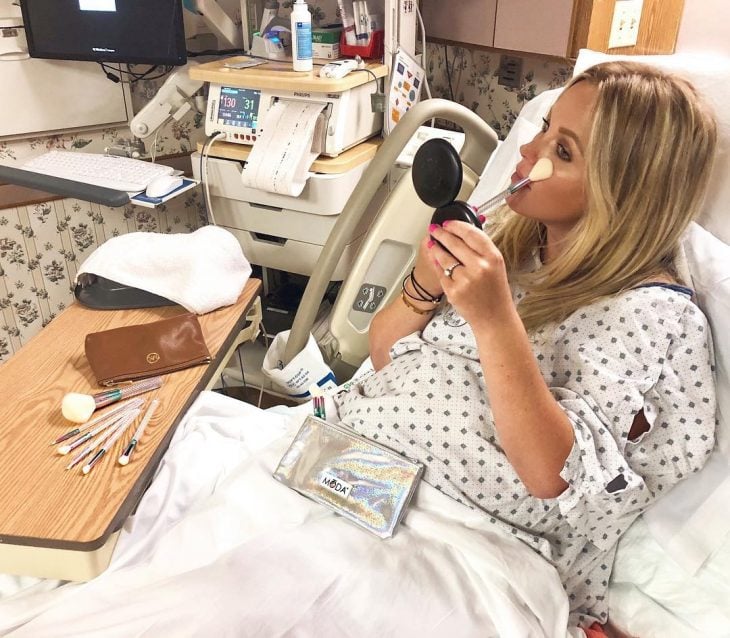 Blogger de belleza, Lindsay Bryan, maquillándose mientras la epidural le hacía efecto para poder dar a luz a su bebé 