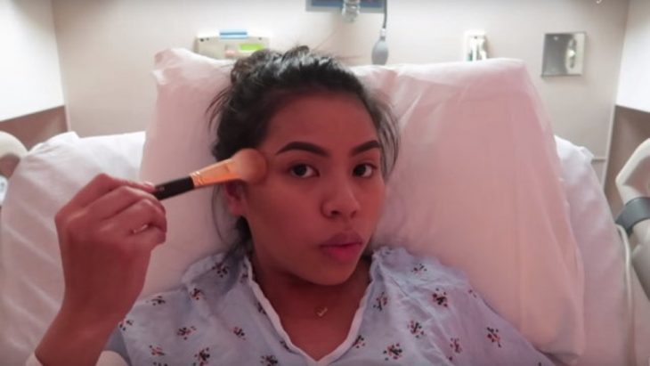 Blogger de belleza Lee Ann Jarrell maquillándose mientras está en la cama del hospital esperando a que pasen las contracciones para dar a luz a su hijo 