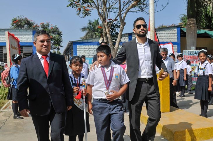 Empresario árabe, Yaqoob Yusuf Ahmed Mubarak ayuda a Victor Martín Angulo Córdoba, niño peruano que hace la tarea bajo un poste de luz