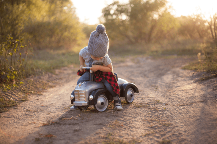 Cosas graciosas que dicen los niños; niña jugando con un carro de juguete