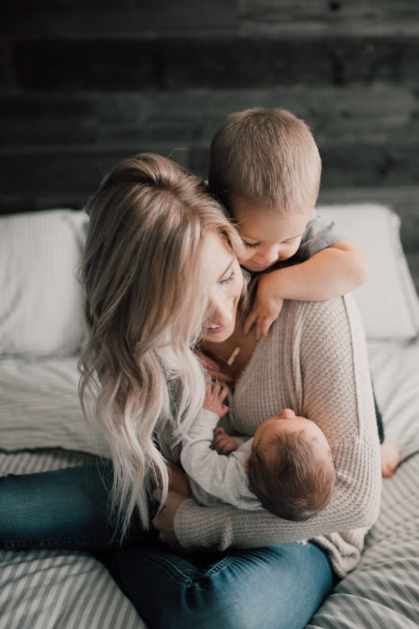 Cosas graciosas que dicen los niños; mamá con sus dos hijos, hermano mayor mirando a bebé