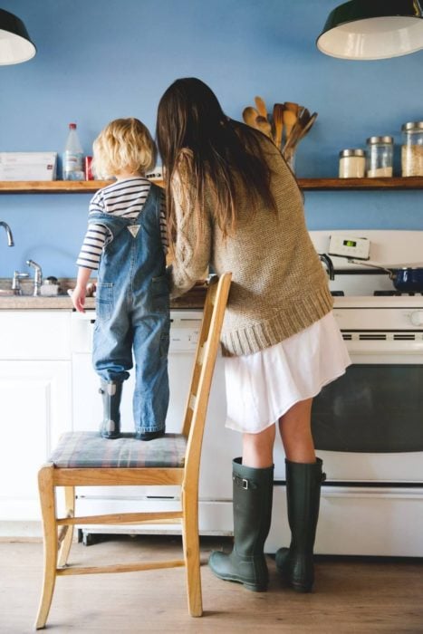 Cosas graciosas que dicen los niños; mamá e hijo en la cocina haciendo de comer, niño parado en una silla