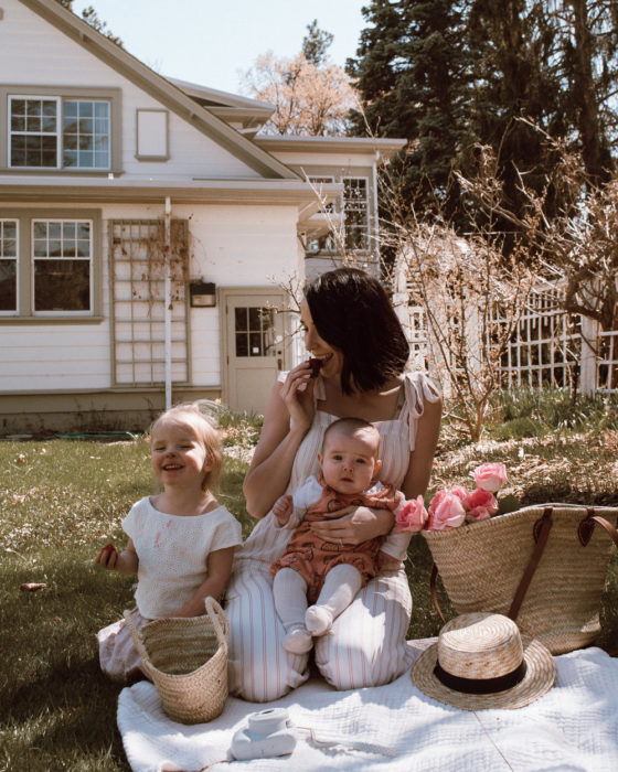 Cosas graciosas que dicen los niños; mamá con dos hijas, hermana mayor comiendo una fresa