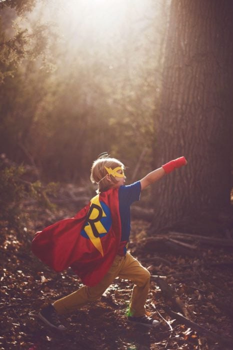 Cosas graciosas que dicen los niños; niño vestido de superhéroe con capa y antifaz