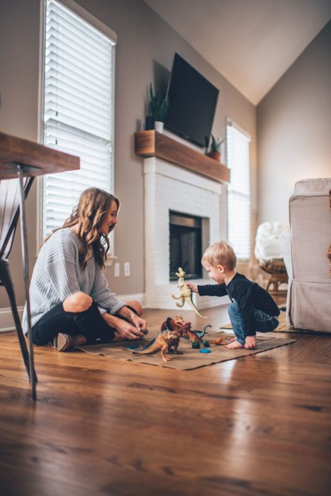 Cosas graciosas que dicen los niños; mamá jugando con su hijo con dinosaurios de juguete