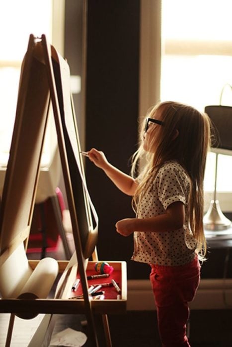 Cosas graciosas que dicen los niños; niña con lentes pintando en un bastidor 