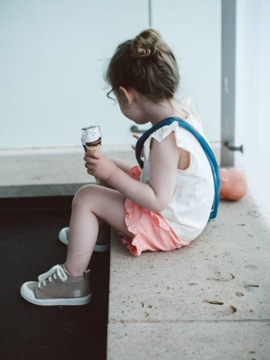 Cosas graciosas que dicen los niños; niña sentada comiendo helado