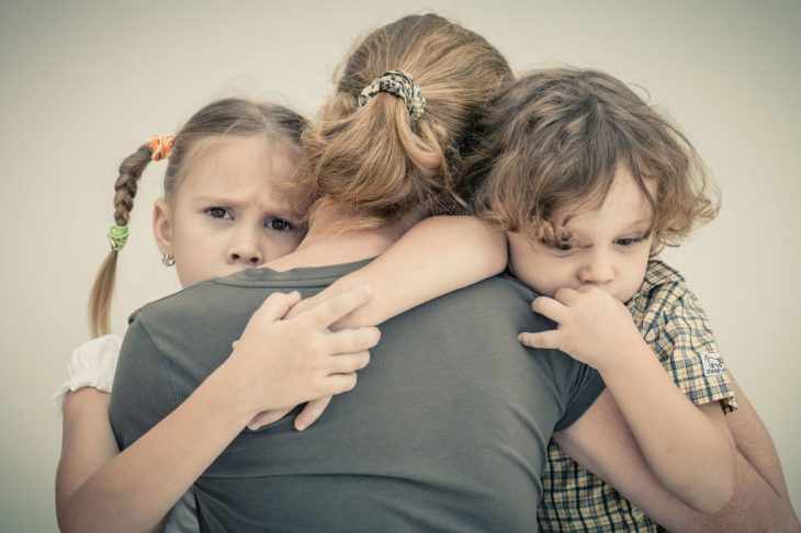 Niños abrazando a su mamá