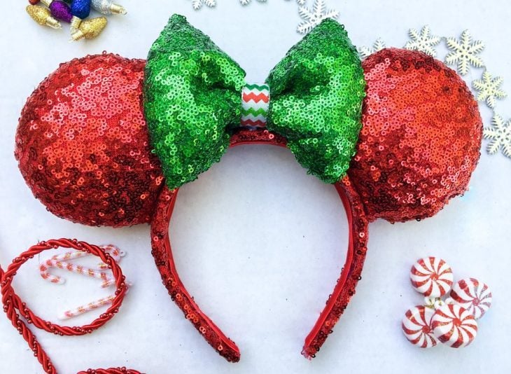 Diadema de las orejas de minnie Mouse de color rojo con verde. Colección navideña