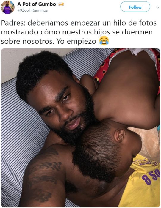 Bebé dormido encima de su papá en posición incómoda