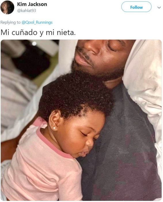 Papá e hija de cabello chino durmiendo