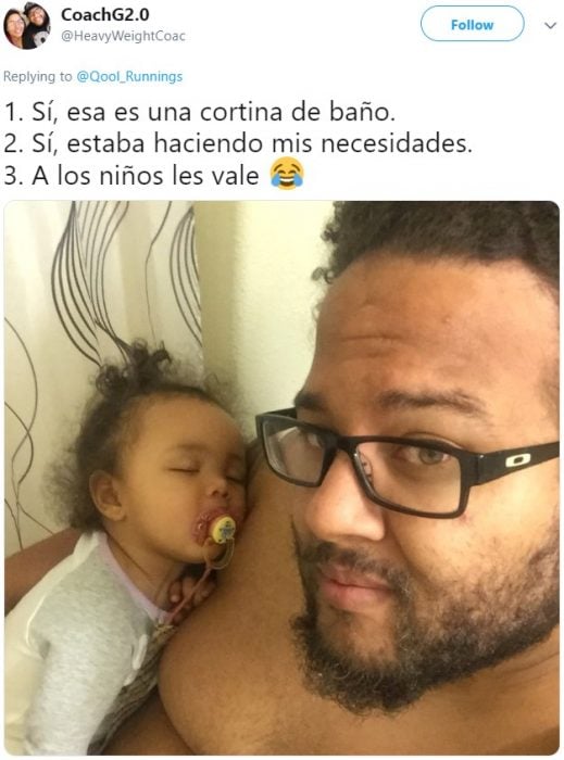 Papá en el baño con su hija durmiendo en sus brazos