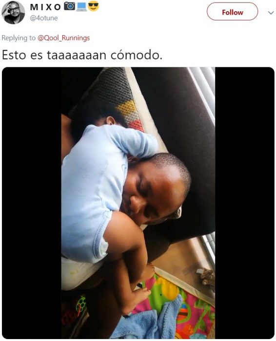 Bebé dormido sobre su papá en posición rara e incómoda