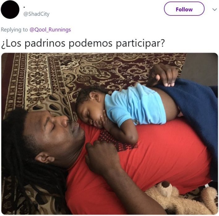 Bebé drmido sobre el pecho de su padrino, hombre afroamericano con rastas