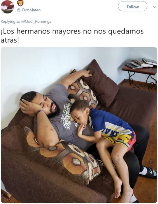 Niño dormido en el sillón sobre su hermano mayor