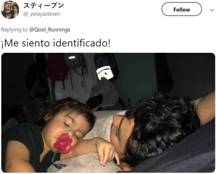 Papá e hija dormidos en posición incómoda