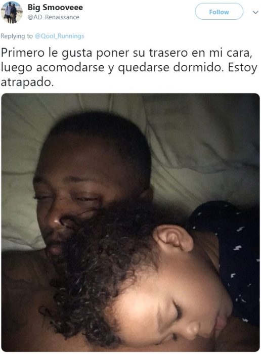 Bebé de cabello chino dormido sobre su papá