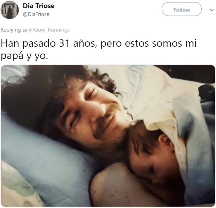 Foto antigua de papá cargando a su bebé mientras duerme