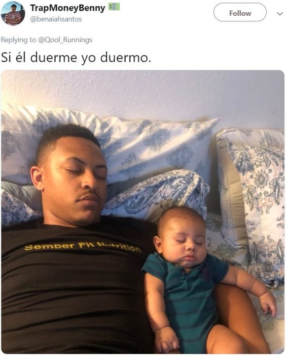 Papá e hijo que se parecen dormidos lado a lado