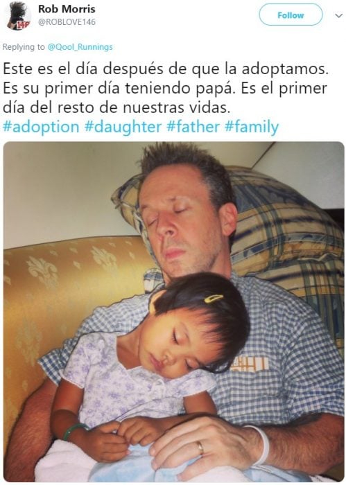 Papá e hija adoptiva dormidos en el sillón