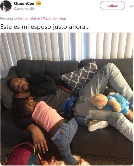 Fotografía de papá afroamericado dormido con su hija en el sillón