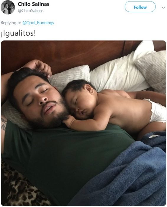 Papá dormido con su bebé en pañales en el pecho