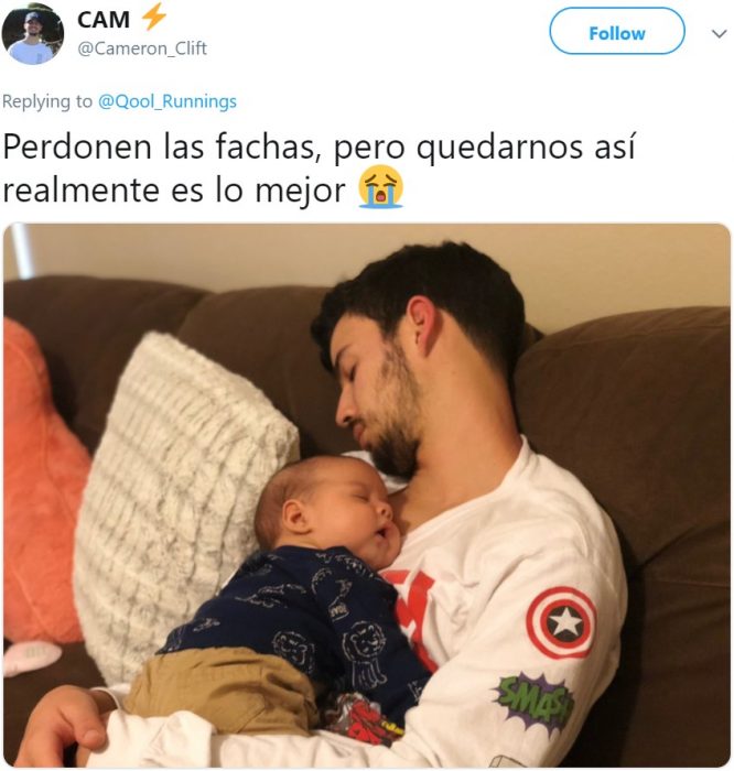 Papá con sudadera de Marvel con el escudo del Capitán América se queda dormido con su bebé en el pecho en sillón café