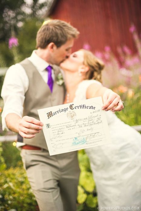 Una pareja de casados mostrando su acta de matrimonio