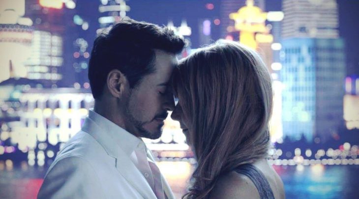 Pepper Potts y Tony Stark abrazados, con sus frentes juntas, escena película Iron Man, Robert Downey Jr. Gwyneth Paltrow