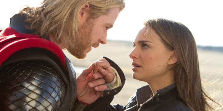 Thor y Jane Foster despidiendose, escena película Thor, Chris Hemsworth, Natalie Portman
