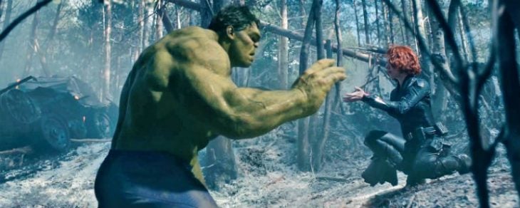 Bruce Banner y Natasha Romanoff en medio de un bosque charlando, escena película Avengers: Infinity War, Mark Ruffalo, Scarleth Johansson