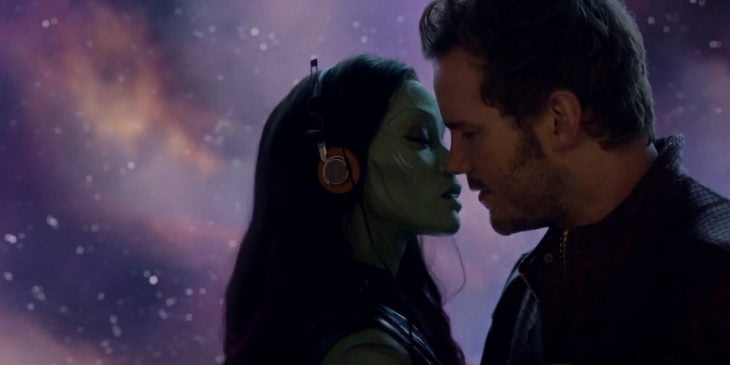 Gamora y Peter Quill besándose a mitad del espacio, escena de la película Guardianes de la Galaxia, Chris Pratt, Zoe Saldana