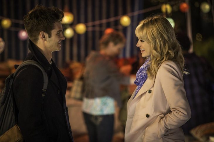 Pareja de novios paseando por las calles, charlando y mirándose a los ojos, escena película Spider-Man, Peter Parker, Gwen Stacy, Emma Stone, Andrew Garfield 