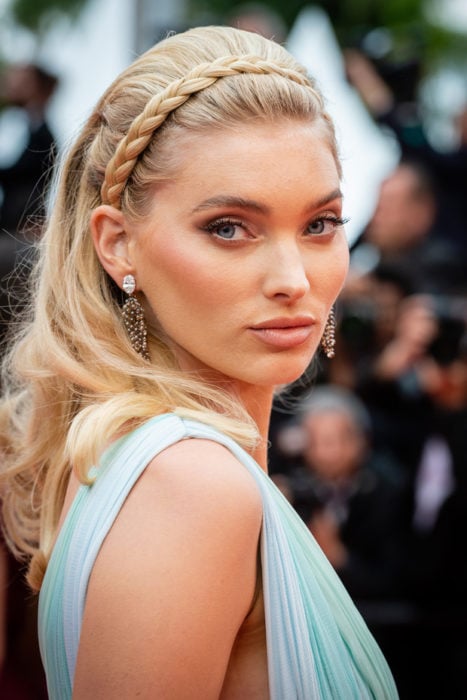 Chica en Cannes mostrando su diadema hecha con una trenza de cabello natural 