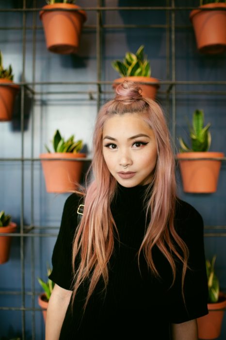 Ideas de peinados para el calor; chia asiática con cabello largo y rosa, con un medio chongo alto