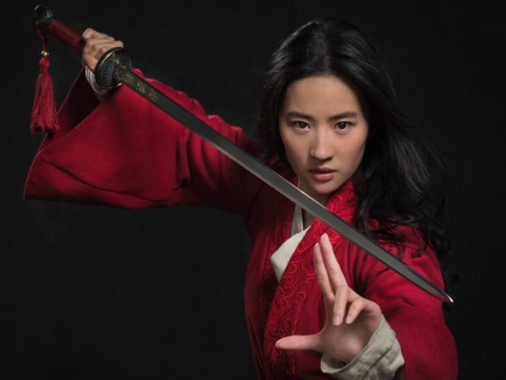 Poster de la película live action de Mulán con la protagonista sosteniendo una espada 