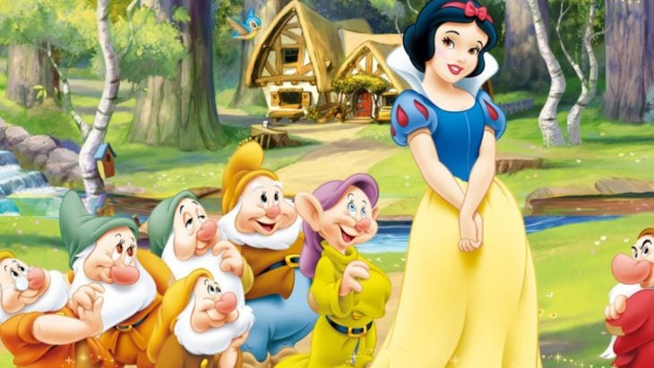 Caricatura de Blancanieves junto a los siete enanos afuera de la cabaña de los enanos 