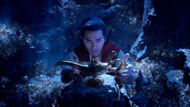 Escena de la película Aladdin. Personaje Aladdin tratando de alcanzar la lámpara del genio 