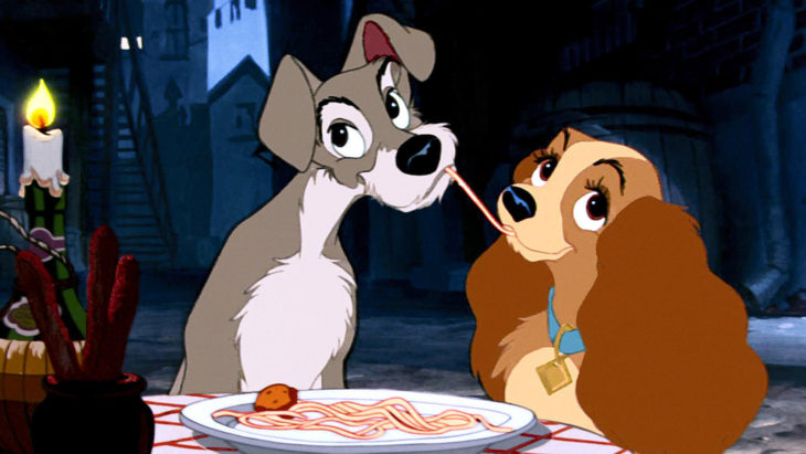 Escena de la película animada La dama y el Vagabundo. Perritos comiendo spagguetti 