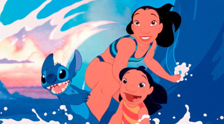 Escena de la película animada de Disney Lilo & Stitch. Personajes practicando surf