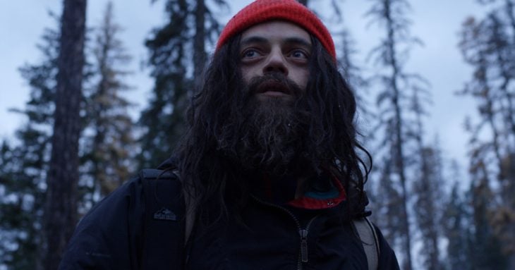 Película Buster's mal heart con Rami Malek; hombre con barba y cabello largo descuidados, con gorro rojo