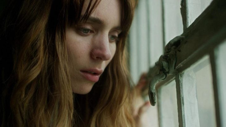 Película Una con actriz Rooney Mara; mujer de cabello largo mirando por la ventana
