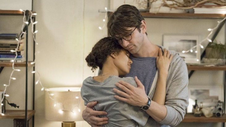 Michiel Huisman y Gugu Mbatha-Raw abrazados dentro de una habitación con luces artificiales, escena de la película Y nadie más que tú