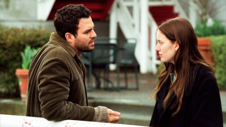 Mark Ruffalo y Sarah Polley charlando en la orilla de un muelle, escena de la película Mi vida sin mí 