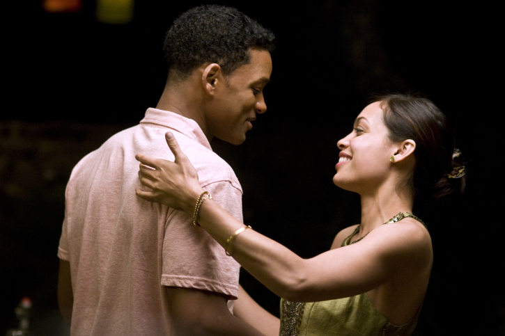 Will Smith bailando con Rosario Dawson durante una velada, escena de la película  Siete Almas 